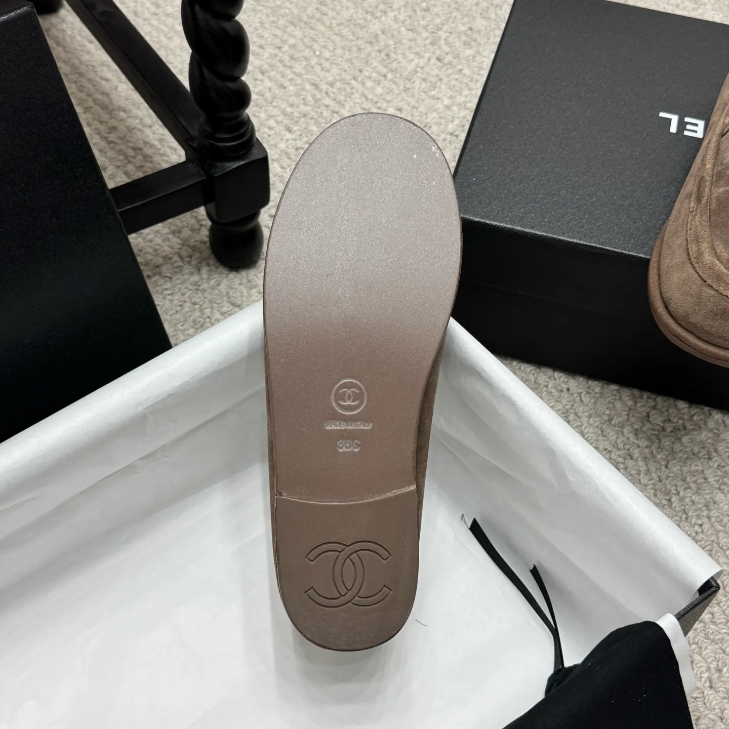 👟👟Ex-factory price 600👟👟 Classic model 🇨🇳ChaneL 25K Teddy fur loafers Simple and high-end design, super versatile! Double C logo embellishment! Imported suede has the texture of natural animal leather visible to the naked eye! The top version is stress-free when entering and exiting the cabinet. It has a bookish texture on the feet and feels great on the feet. Versatile item. ✅Upper: Customized imported suede. ✅Inner lining: imported lamb wool. ✅Outsole: imported genuine leather. ✅Size: 35-40. ✅Comes with a full set of packaging.